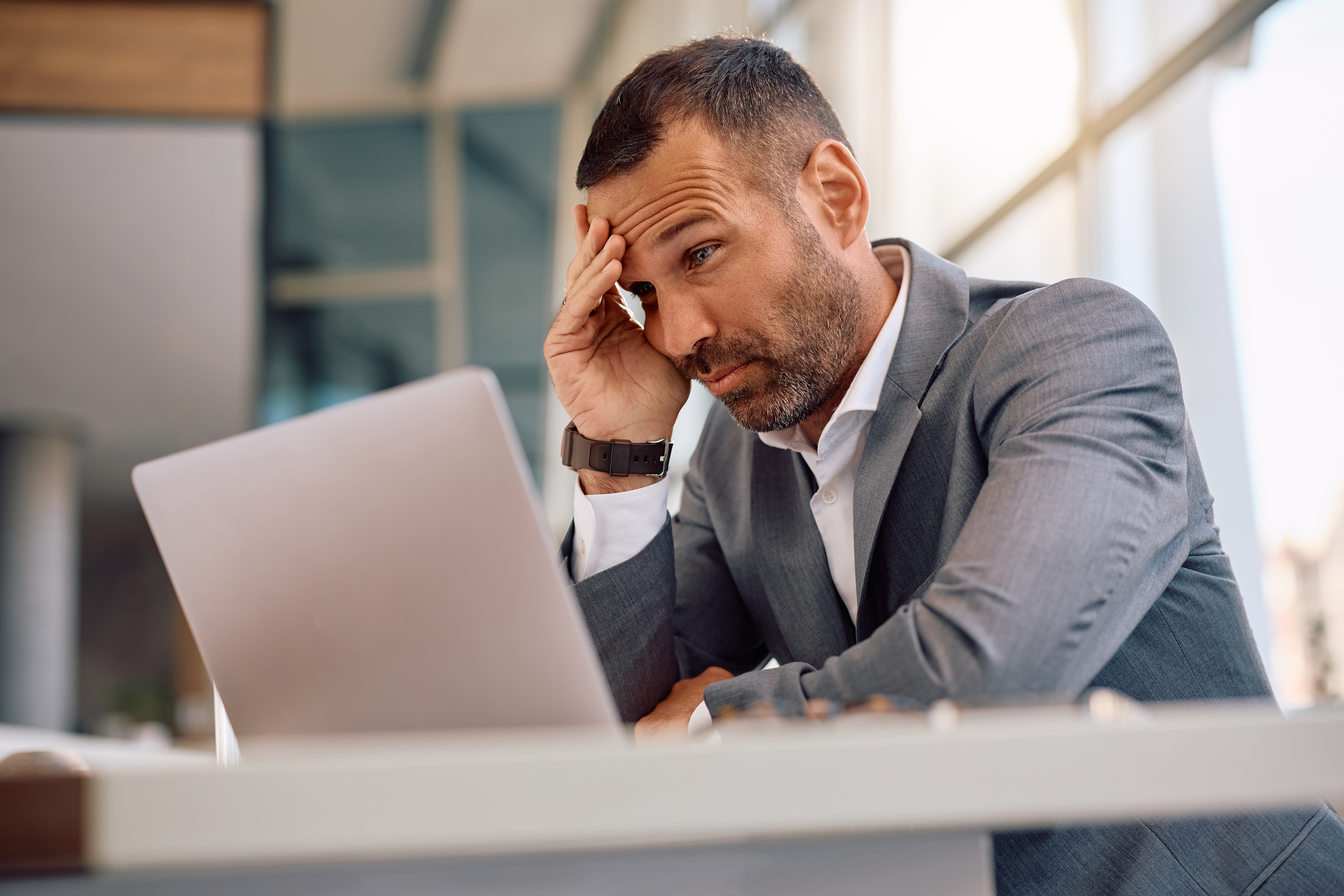 Worried businessman reading a problematic email